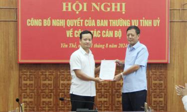 Đồng chí Tống Ngọc Bắc trao Nghị quyết của BTV Tỉnh ủy cho đồng chí Thân Hải Nam.