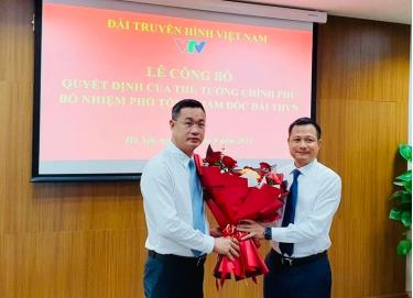 Tổng Giám đốc VTV Lê Ngọc Quang tặng hoa chúc mừng nhà báo Đỗ Đức Hoàng tại Lễ công bố Quyết định của Thủ tướng Chính phủ bổ nhiệm Phó Tổng Giám đốc Đài Truyền hình Việt Nam.