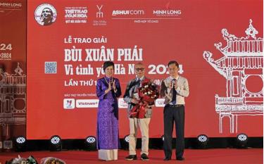 Tổng Giám đốc TTXVN Vũ Việt Trang trao Giải thưởng Lớn